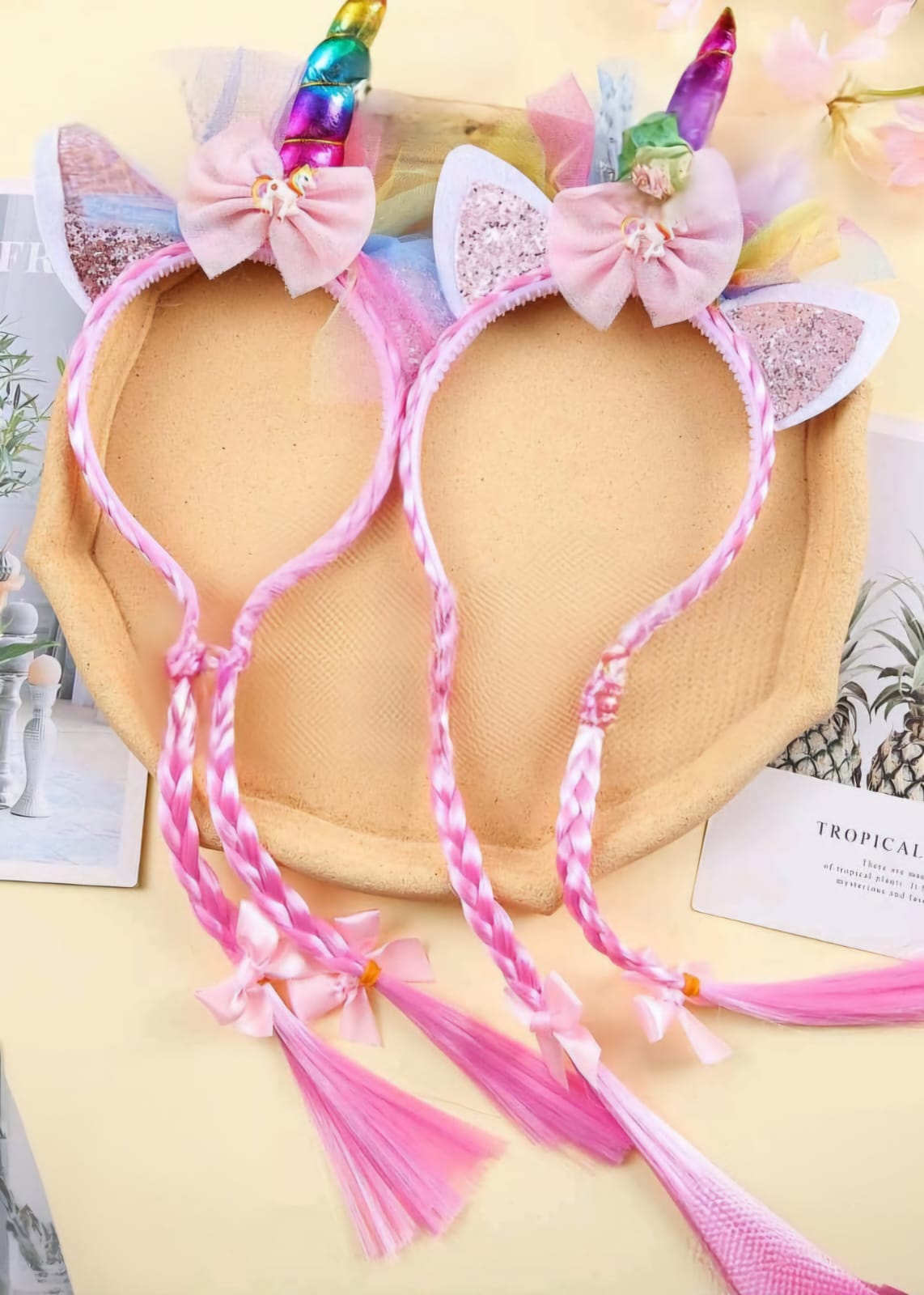 Saten Kumaş Uzerine Büyük Unicorn Boynuzu Ve Kulaklı Taç