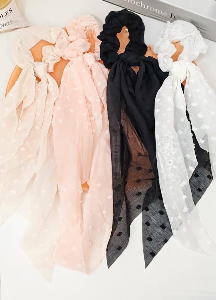 Üzeri nakış işleme detaylı ,sallantılı ,saten kumaş simit toka