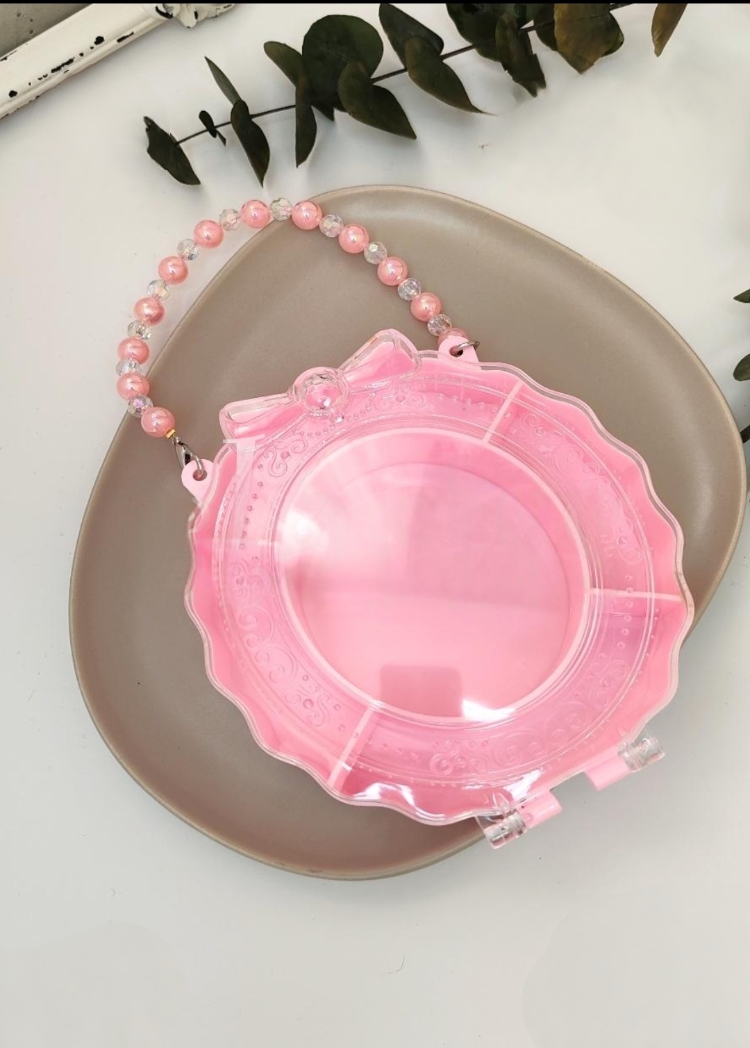 Şeffaf Kapaklı Üzeri Fiyonk Figürlü ve İşlemeli Pembe Renk Boncuk Askılı 5 Bölmeli Çocuk Çantası (Takı-Toka Kutusu)