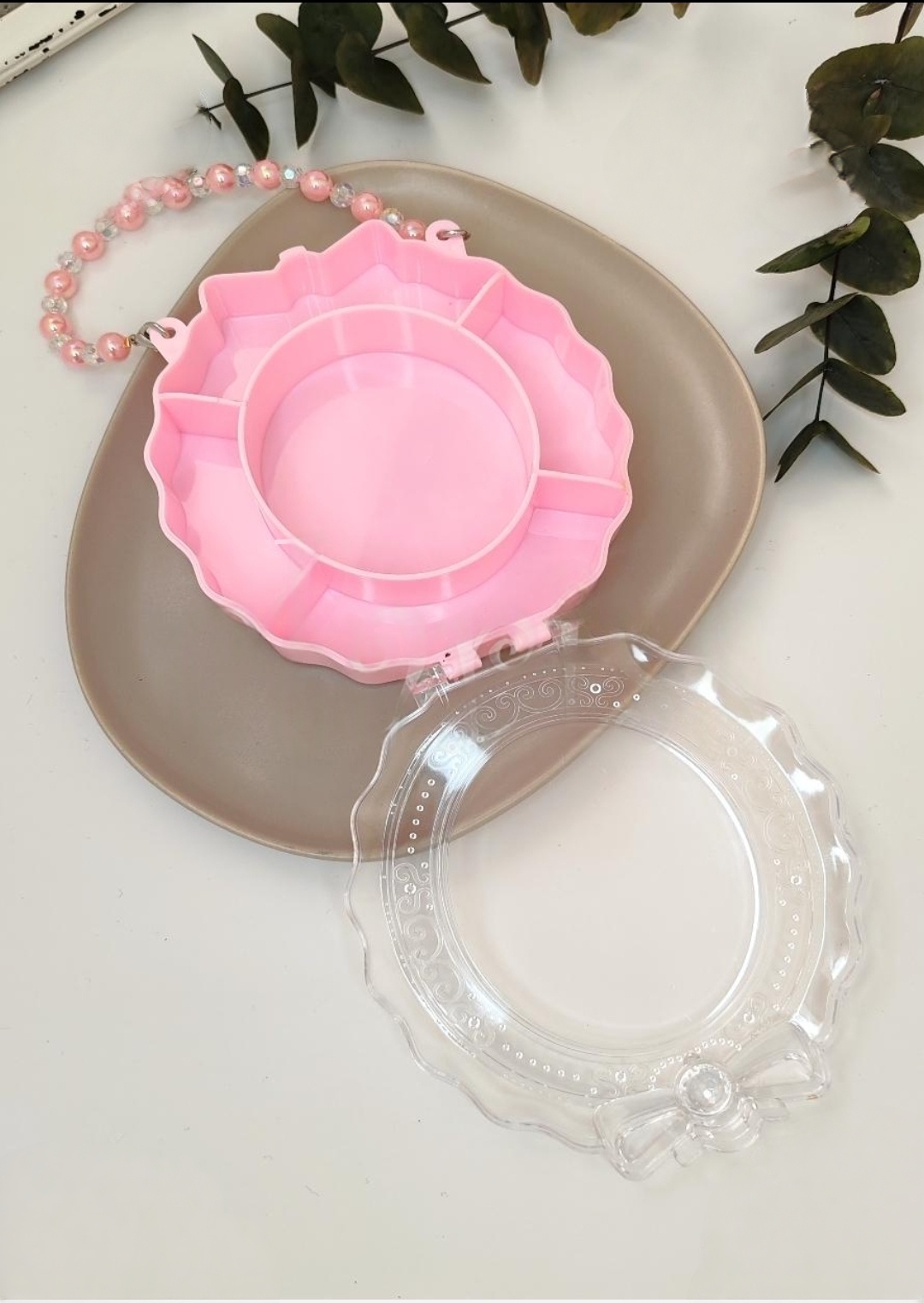 Şeffaf Kapaklı Üzeri Fiyonk Figürlü ve İşlemeli Pembe Renk Boncuk Askılı 5 Bölmeli Çocuk Çantası (Takı-Toka Kutusu)